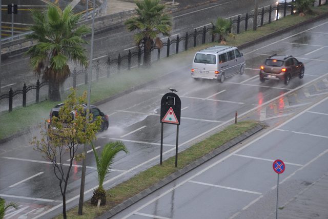 Trabzon'da gök gürültülü sağanak