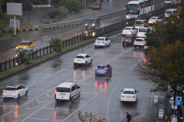 Trabzon'da gök gürültülü sağanak
