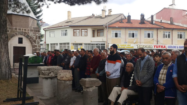 Ümmügülsüm, gelinlikle son yolculuğuna uğurlandı