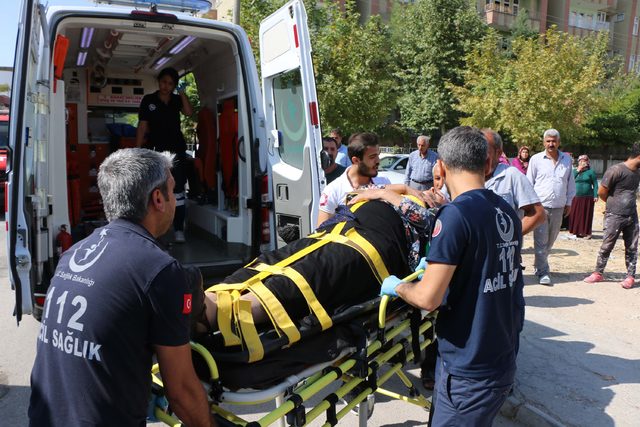 İki otomobil kavşakta çarpıştı: 2 yaralı