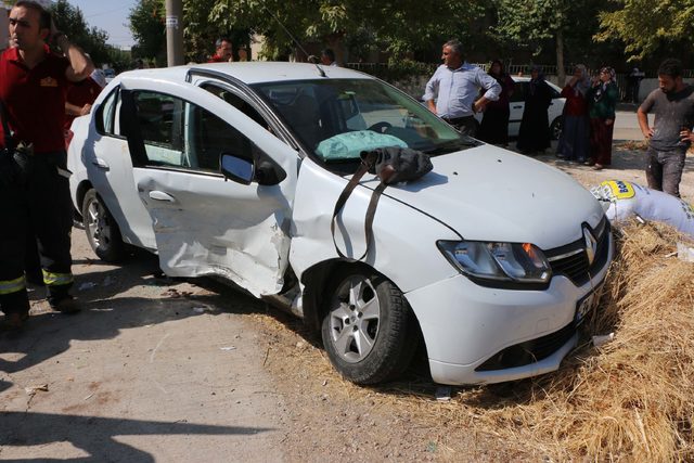 İki otomobil kavşakta çarpıştı: 2 yaralı