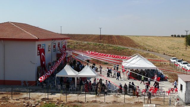 Köyünde, anne- babası adına okul yaptırdı