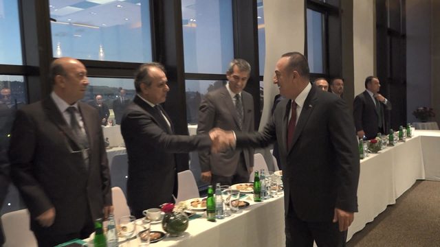 Bakan Çavuşoğlu, Cezayir'de Türk iş insanlarıyla bir araya geldi