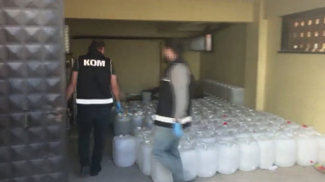 Bağcılar'da sahte içki imalathanesine baskın kamerada