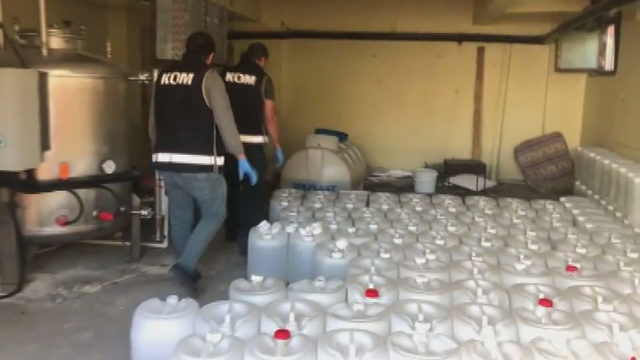 Bağcılar'da sahte içki imalathanesine baskın kamerada