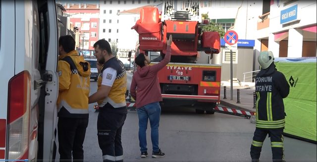 Çatıda intihara kalkışan genç, dua edip gözyaşı döktü