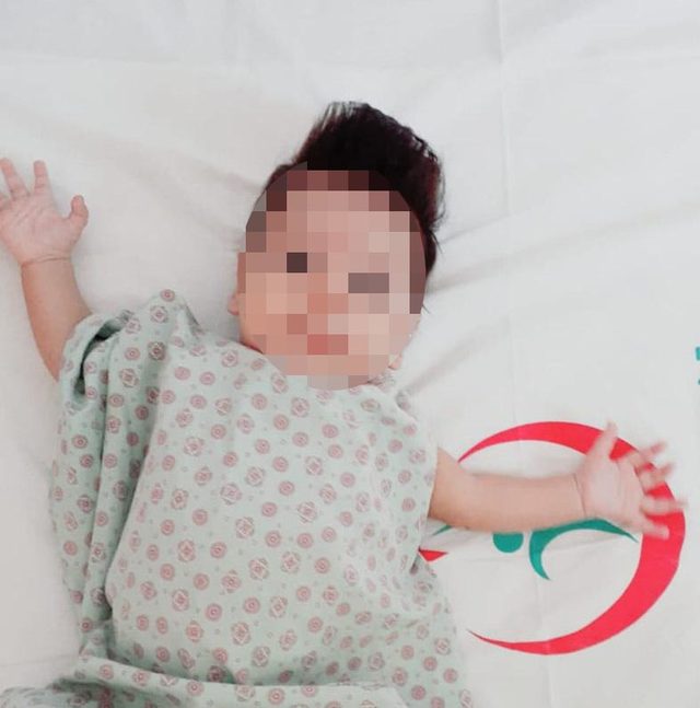 Tüfeğini temizlerken 3 aylık oğlunu yüzünden yaraladı