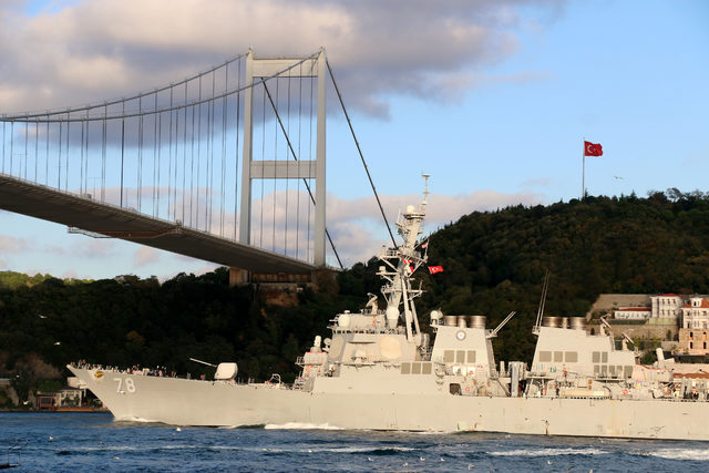 ABD savaş gemisi Boğaz'dan geçti