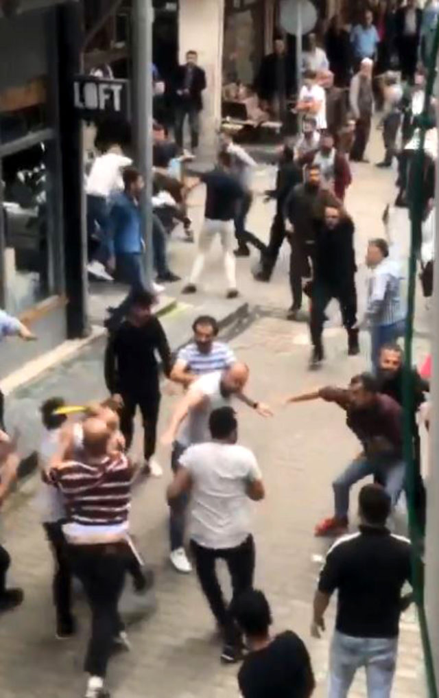 Trafikte 'yol vermeme' kavgası cep telefonuyla görüntülendi