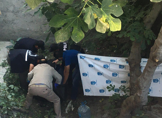 Bahçede ölü bulundu