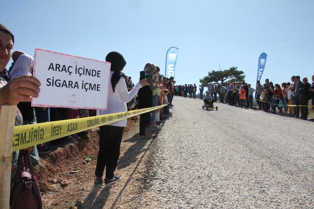 Kütahya'da tahta arabalı yarış heyecanı