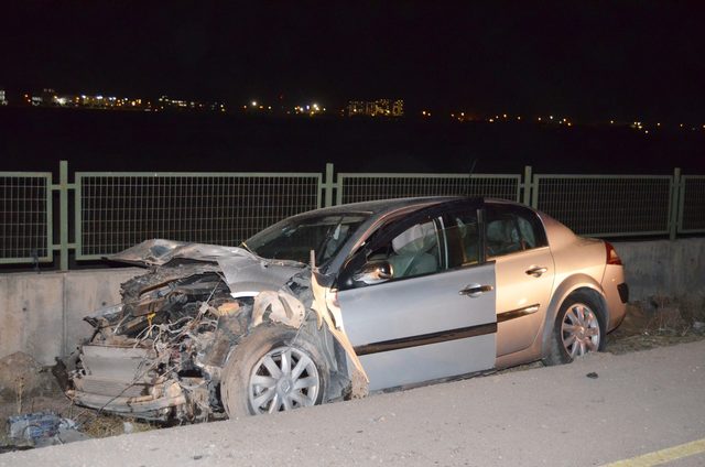 Otomobil üniversite bahçesinin duvarına çarptı: 3 yaralı
