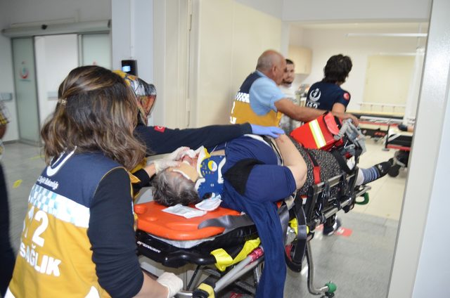 Otomobil üniversite bahçesinin duvarına çarptı: 3 yaralı