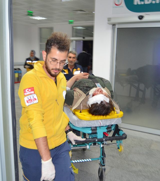 Otomobil üniversite bahçesinin duvarına çarptı: 3 yaralı