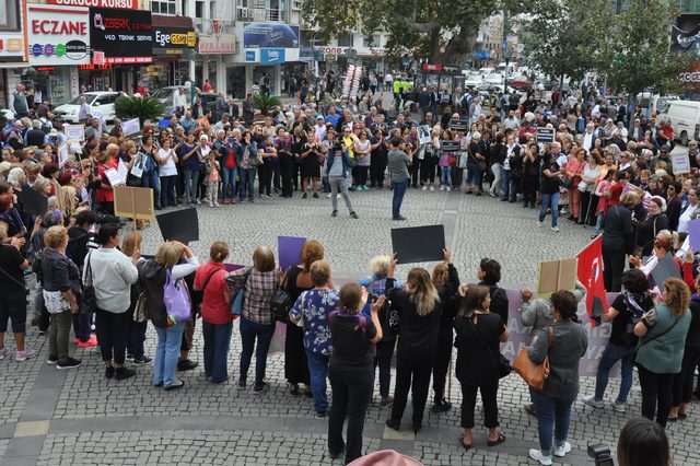 Edremit’te kadın cinayetlerinin son bulması için oturma eylemi