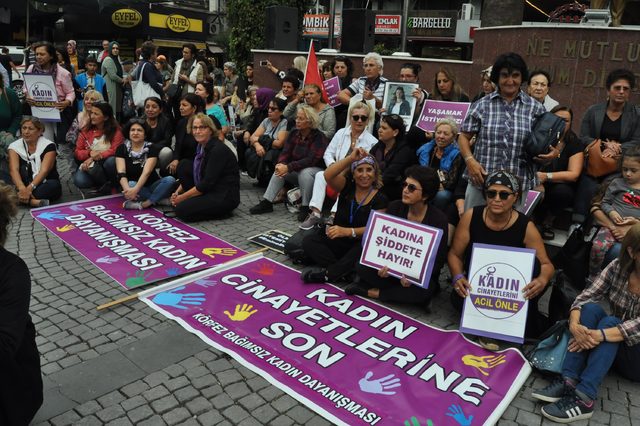 Edremit’te kadın cinayetlerinin son bulması için oturma eylemi