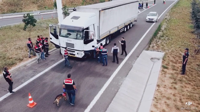 Jandarmanın nefes kesen uyuşturucu operasyonu havadan görüntülendi