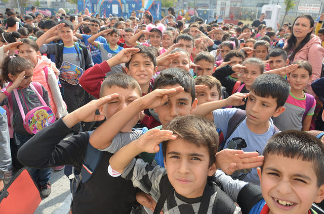 Türkiye'nin en kalabalık okulundan Mehmetçiğe selam