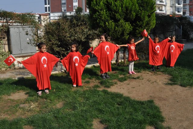 Edremit'te kreş öğrencilerinden 'asker selamı'
