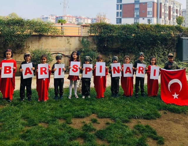 Edremit'te kreş öğrencilerinden 'asker selamı'
