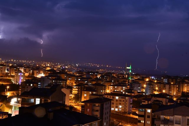 Karabük'te şimşekler gökyüzünü aydınlattı