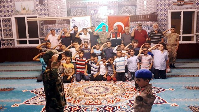 Askeri kamuflaj giyen imam, cemaatle birlikte Mehmetçiğe selam gönderdi