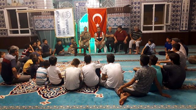Askeri kamuflaj giyen imam, cemaatle birlikte Mehmetçiğe selam gönderdi