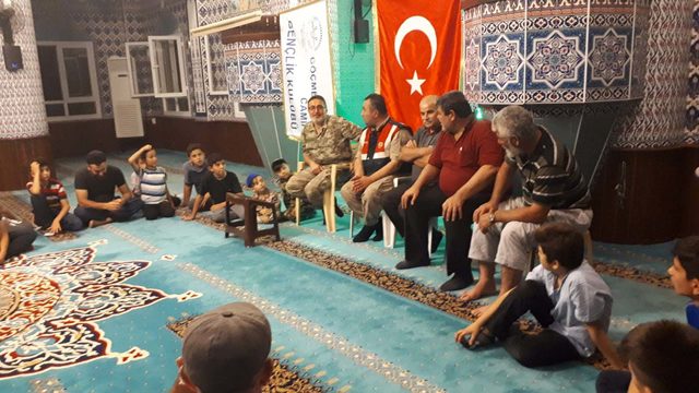 Askeri kamuflaj giyen imam, cemaatle birlikte Mehmetçiğe selam gönderdi