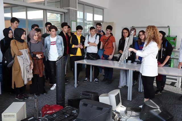 Elektronik atıklar sanat eseri oldu