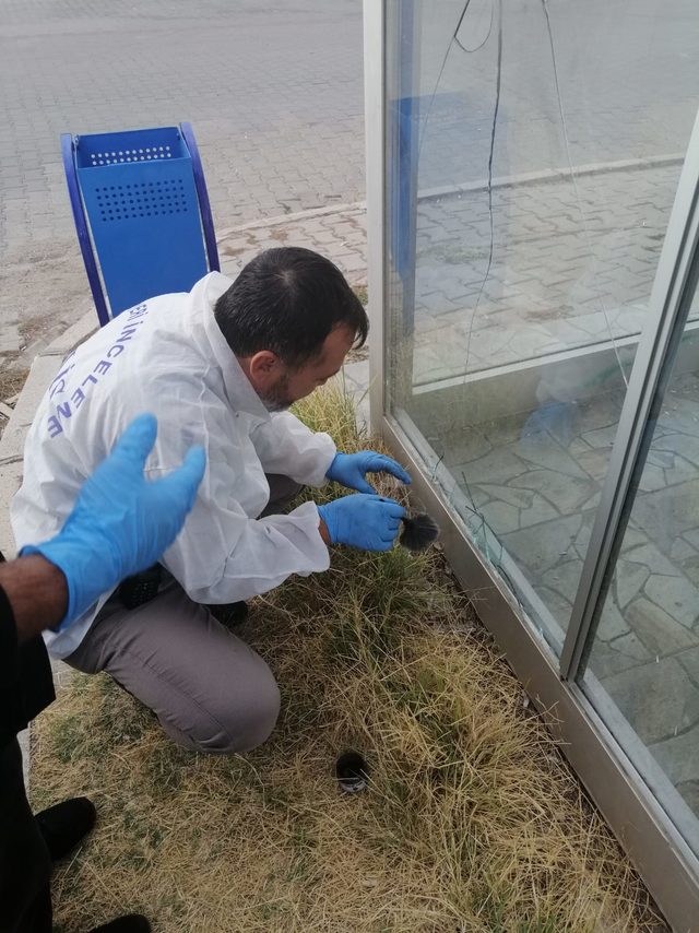 Bahşılı'da otobüs durağının camı kırıldı