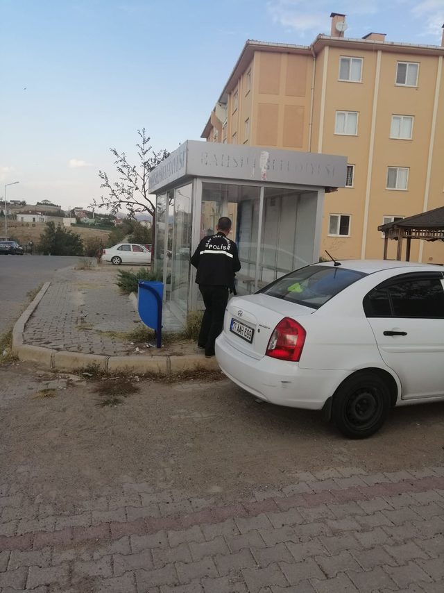 Bahşılı'da otobüs durağının camı kırıldı