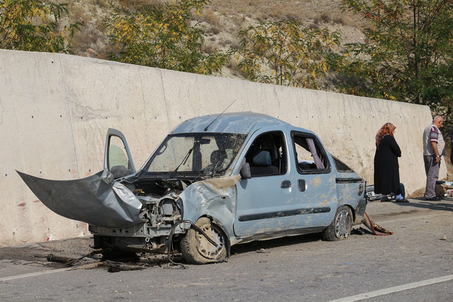 Hafif ticari araç takla attı: 1 ölü, 2 yaralı