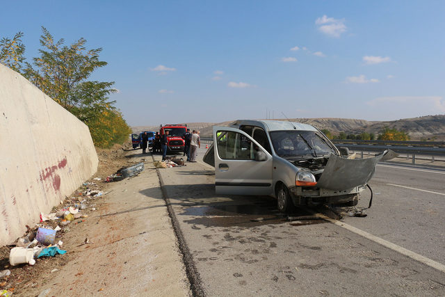 Hafif ticari araç takla attı: 1 ölü, 2 yaralı