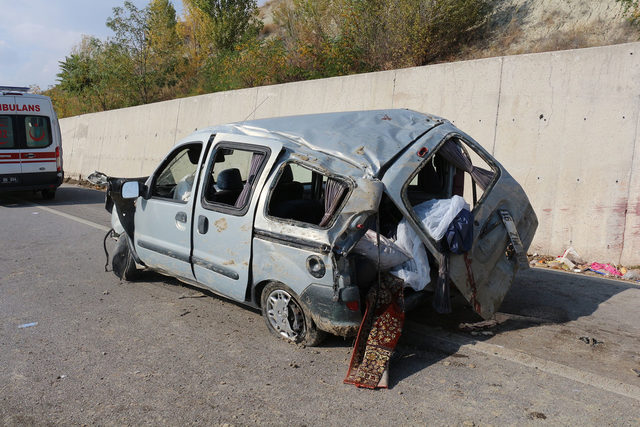 Hafif ticari araç takla attı: 1 ölü, 2 yaralı