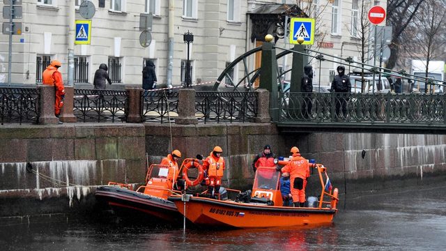Dalgıçlar St Petersburg'daki Moika nehrinde delil arıyor