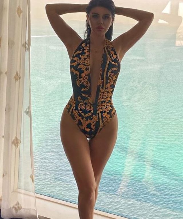 Ebru Polat Jennifer Lopez'e �zendi! Mayolu poz verdi