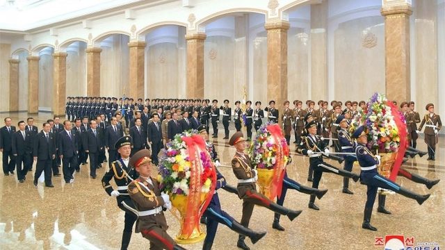 Kim Jong-un'un 15 Nisan'da büyükbabası Kim Il Sung'un doğum günü törenlerine katılmamasının ardından hastalandığı yönünde iddialar ortaya çıkmıştı.