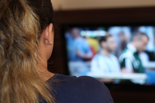 tv izleyen kadin
