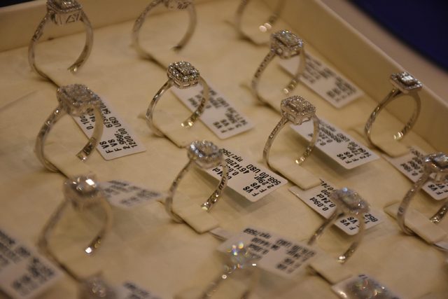 Sahte pırlanta tuzağına dikkat! Gerçeği 7 bin TL, sahtesi 7,5 lira