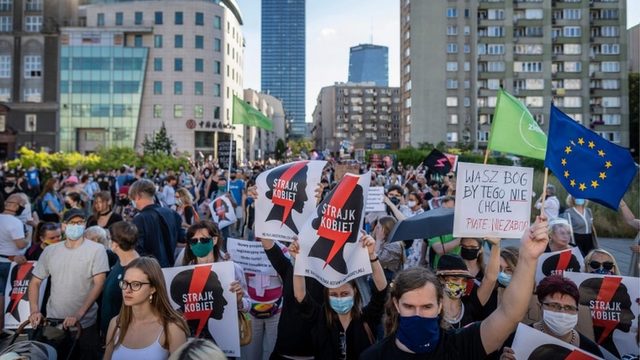 İstanbul Sözleşmesi: Polonya hükümeti çekileceğini açıkladı, ülke çapında protesto gösterileri düzenlendi