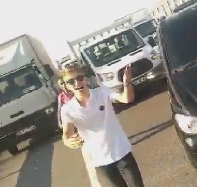 Trafikte 'çakarlı' dehşet! Aracından inip defalarca bıçakladı ...