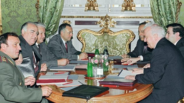 1993'te Rus lider Boris Yeltsin, Azeri, Ermeni ve Gürcü mevkidaşları Haydar Aliyev, Levon Ter-Petrosyan ve Edvard Şevardnadze ile Moskova'da buluştu.