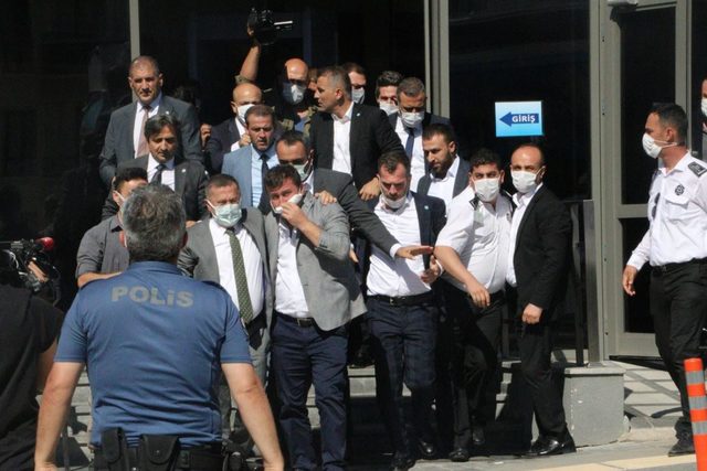 İYİ Parti önünde GİK gerginliği
