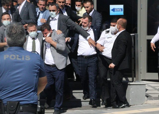 İYİ Parti önünde GİK gerginliği