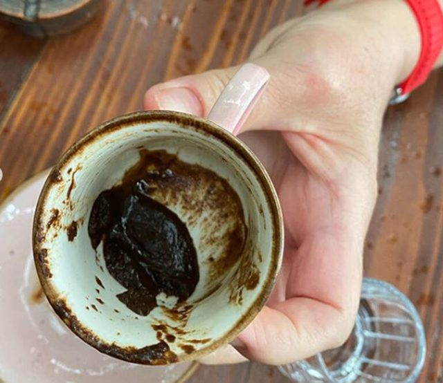 Halsey Kuzguncuk’ta! Kahve içip fal baktırdı