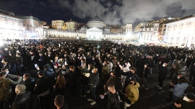Koronavirüs: Dünya Sağlık Örgütü (WHO) Avrupa'da Covid-19 ölümlerinin hızla arttığı uyarısında bulundu 2 Napoli'deki protesto gösterisi