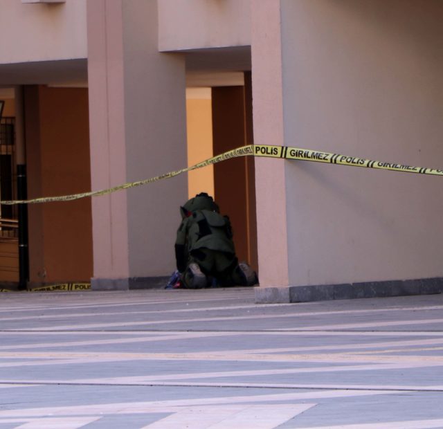 Gaziantep'te şüpheli çanta paniği! Bomba imha robotuyla patlatıldı