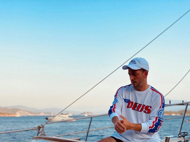 Demet Özdemir sevgilisi Oğuzhan Koç'la tatile çıktı! Tekne pozlarına beğeni yağdı