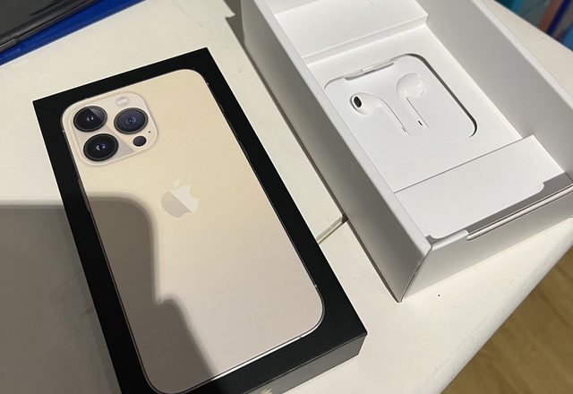 iPhone 13 box