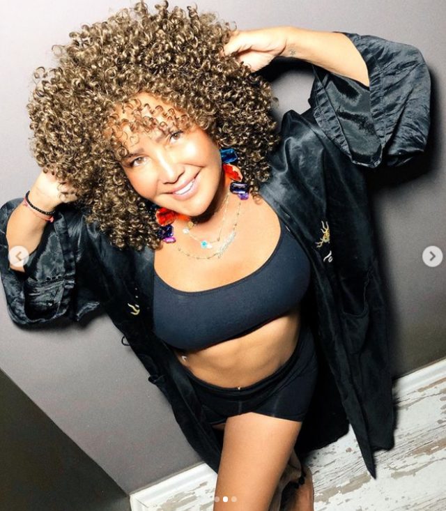 Yonca Evcimik yeni imajıyla bambaşka biri oldu